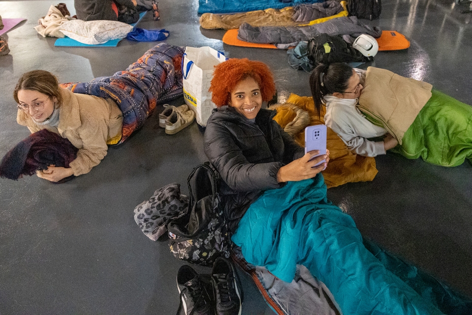 Des participantes au Belgium Sleep Out, dans leur sac de couchage