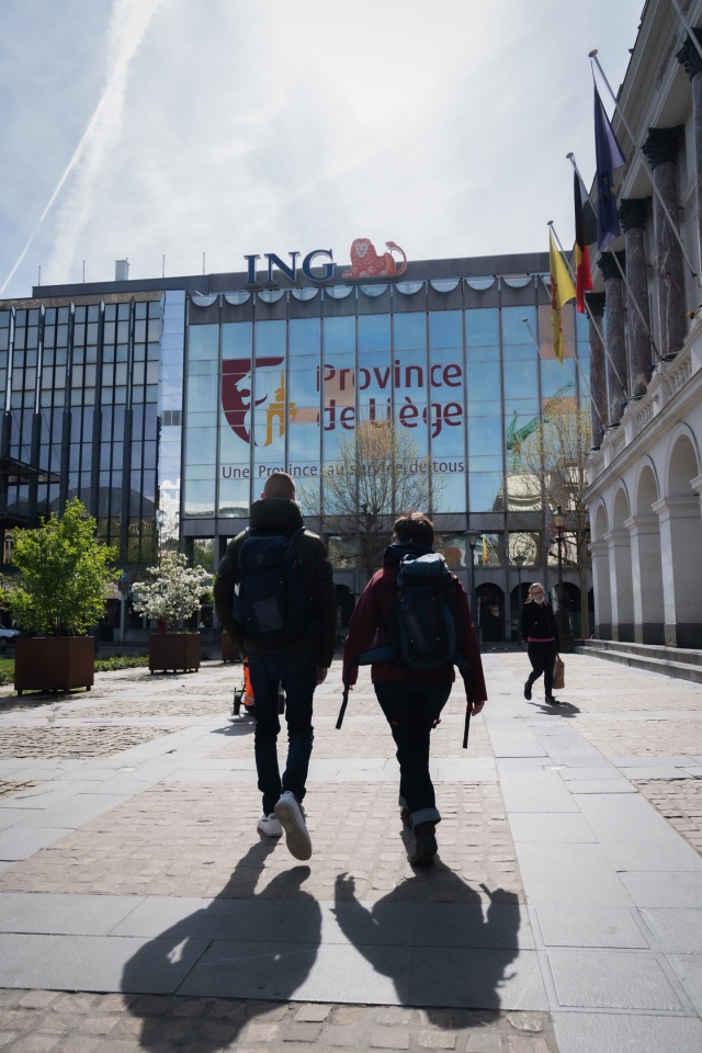 Travailleurs marchent dans Liège