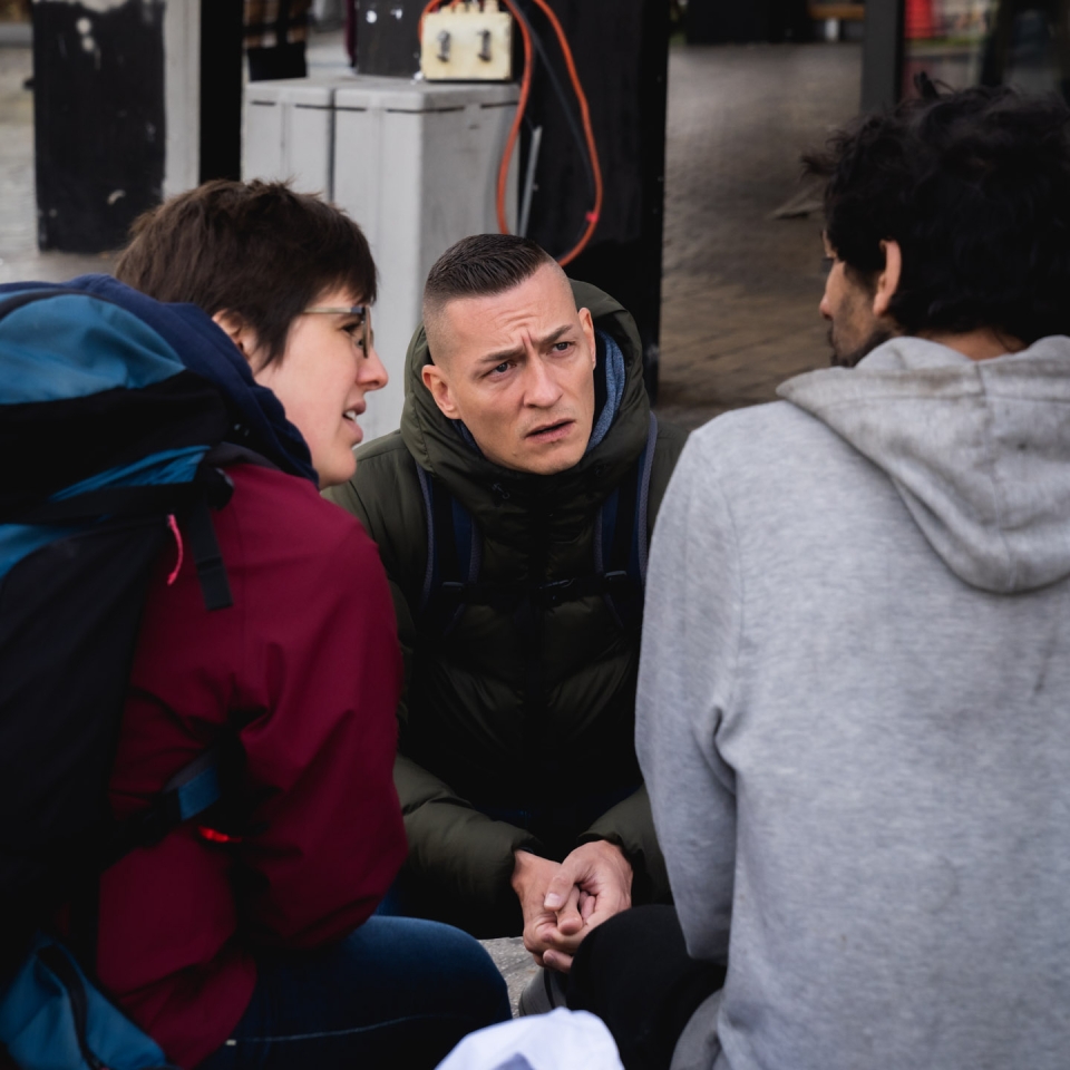 Nicolas, infirmier s'adresse à un patient dans les rues de Liège. © Pierre-Yves Jortay - Infirmiers de rue