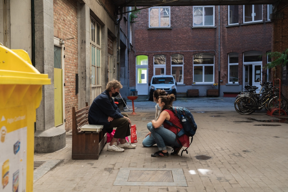 Een straatverpleegster en een dakloze patiënt (copyright Pierre-Yves Jortay)