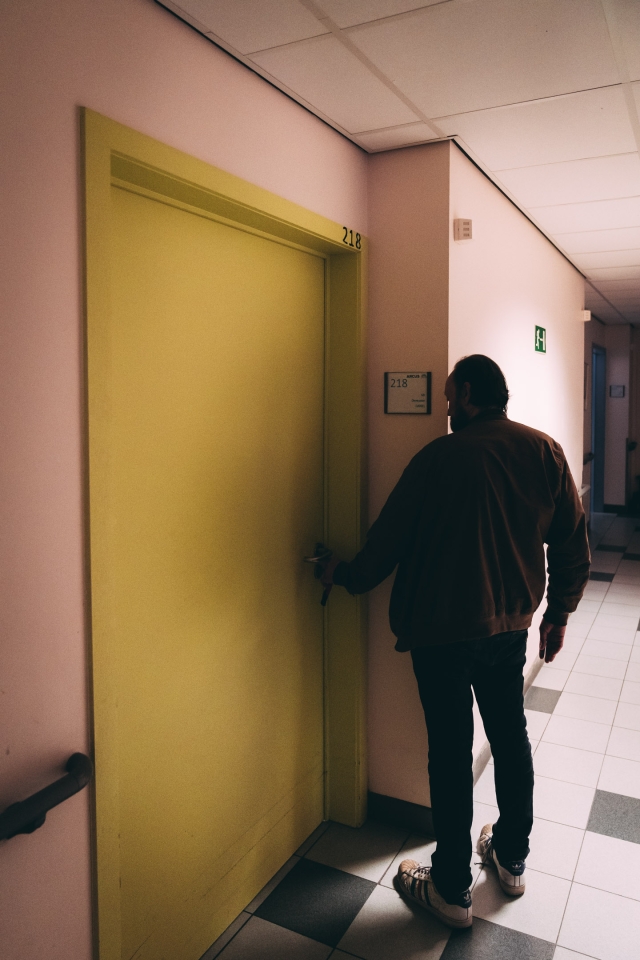 Patient entrant dans une salle de consultation à l'hôpital